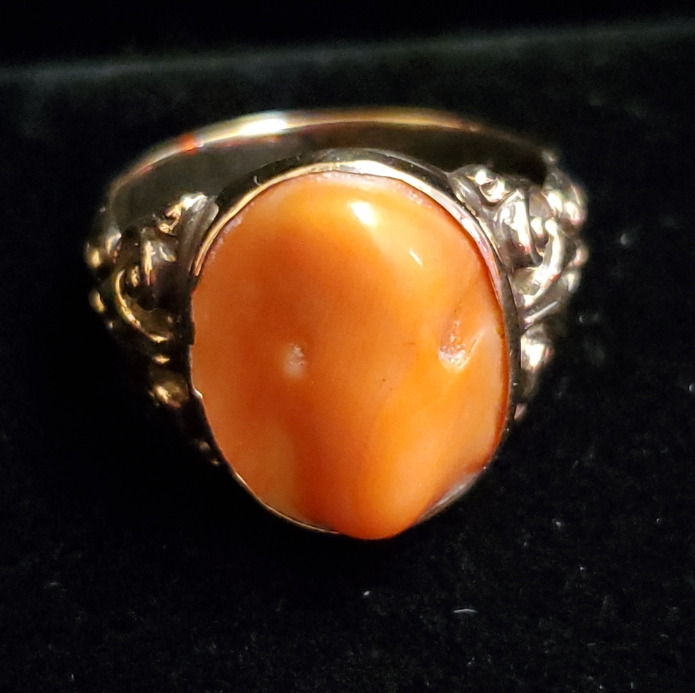 Vintage 10 K gold ring with coral centerpiece
